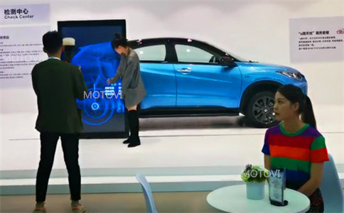 落地滑軌屏應(yīng)用于汽車展廳