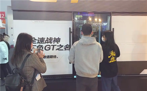 滑軌屏定制_手機展會應用案例