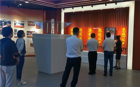 滑軌屏定制廠家_黨建展廳應用