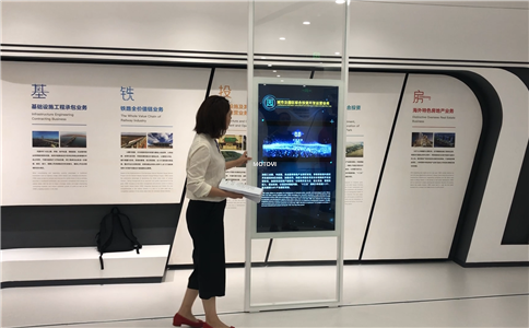 展廳手推滑軌屏互動裝置_參觀者體驗（局部圖）